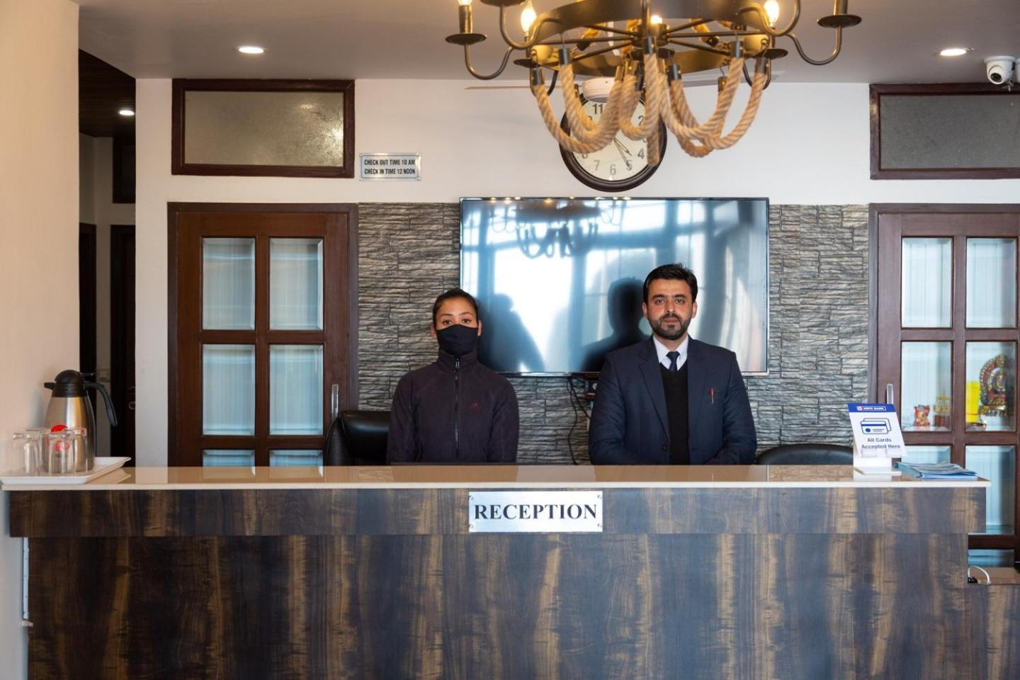 Hotel Park Royale Inn Мусори Екстериор снимка