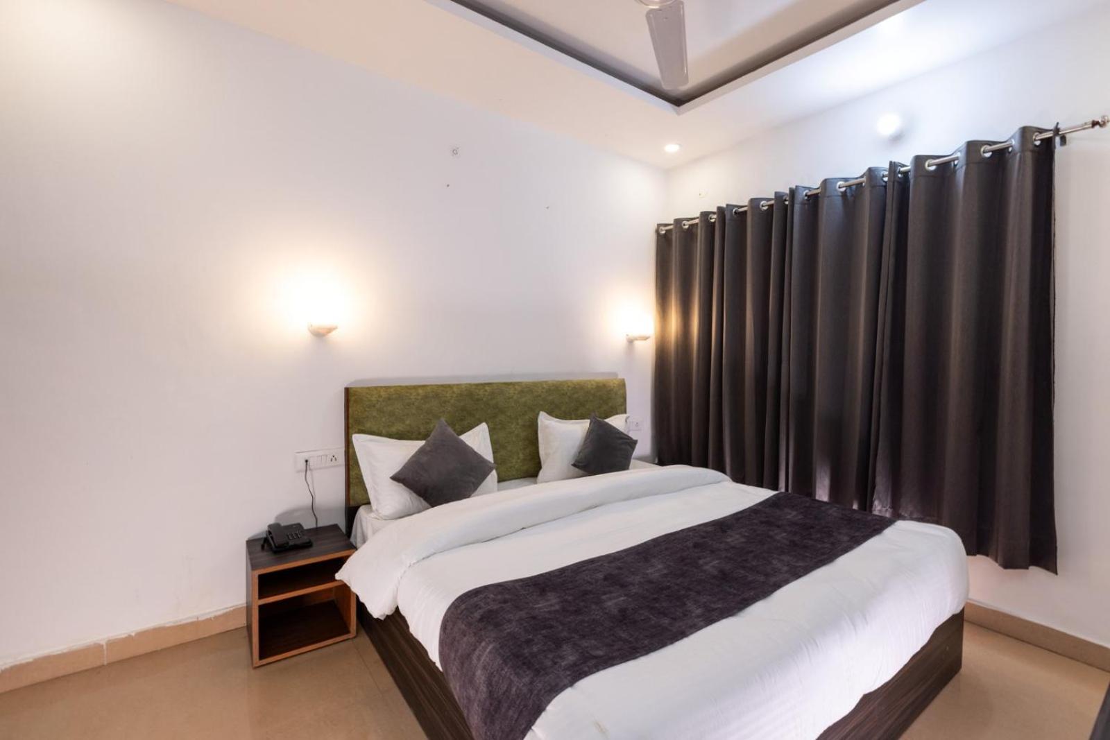 Hotel Park Royale Inn Мусори Стая снимка