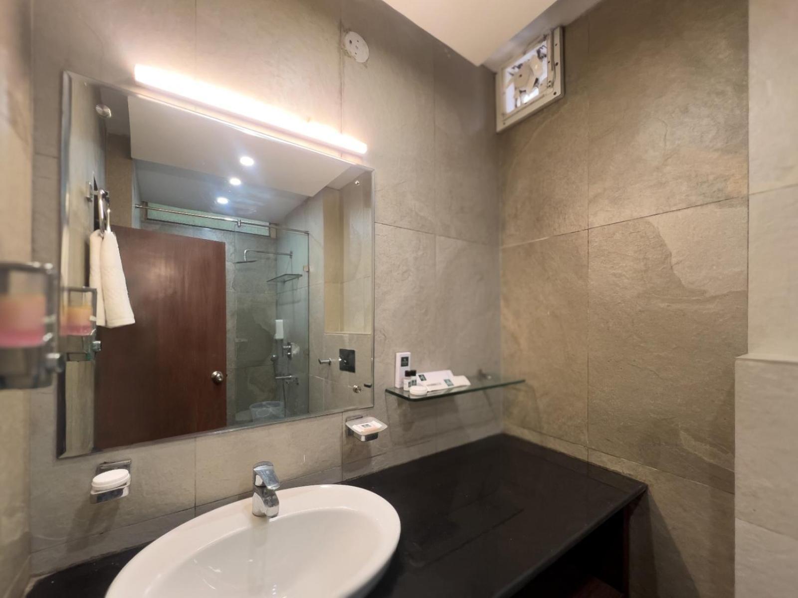 Hotel Park Royale Inn Мусори Стая снимка