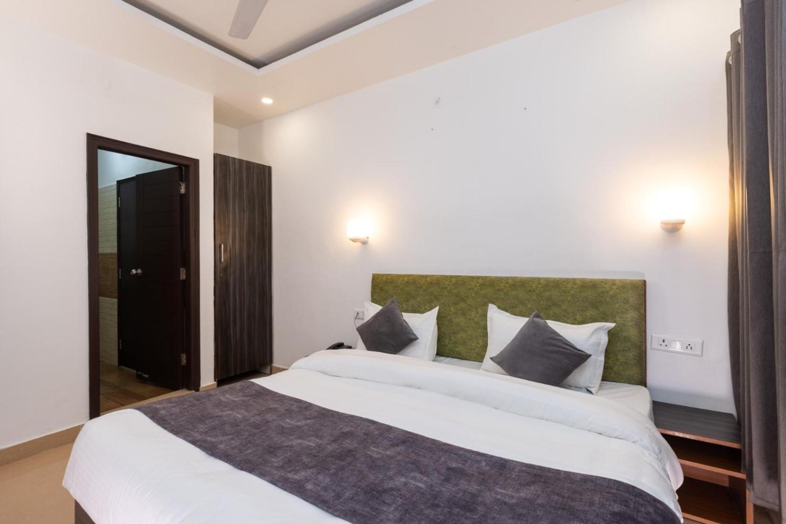 Hotel Park Royale Inn Мусори Стая снимка