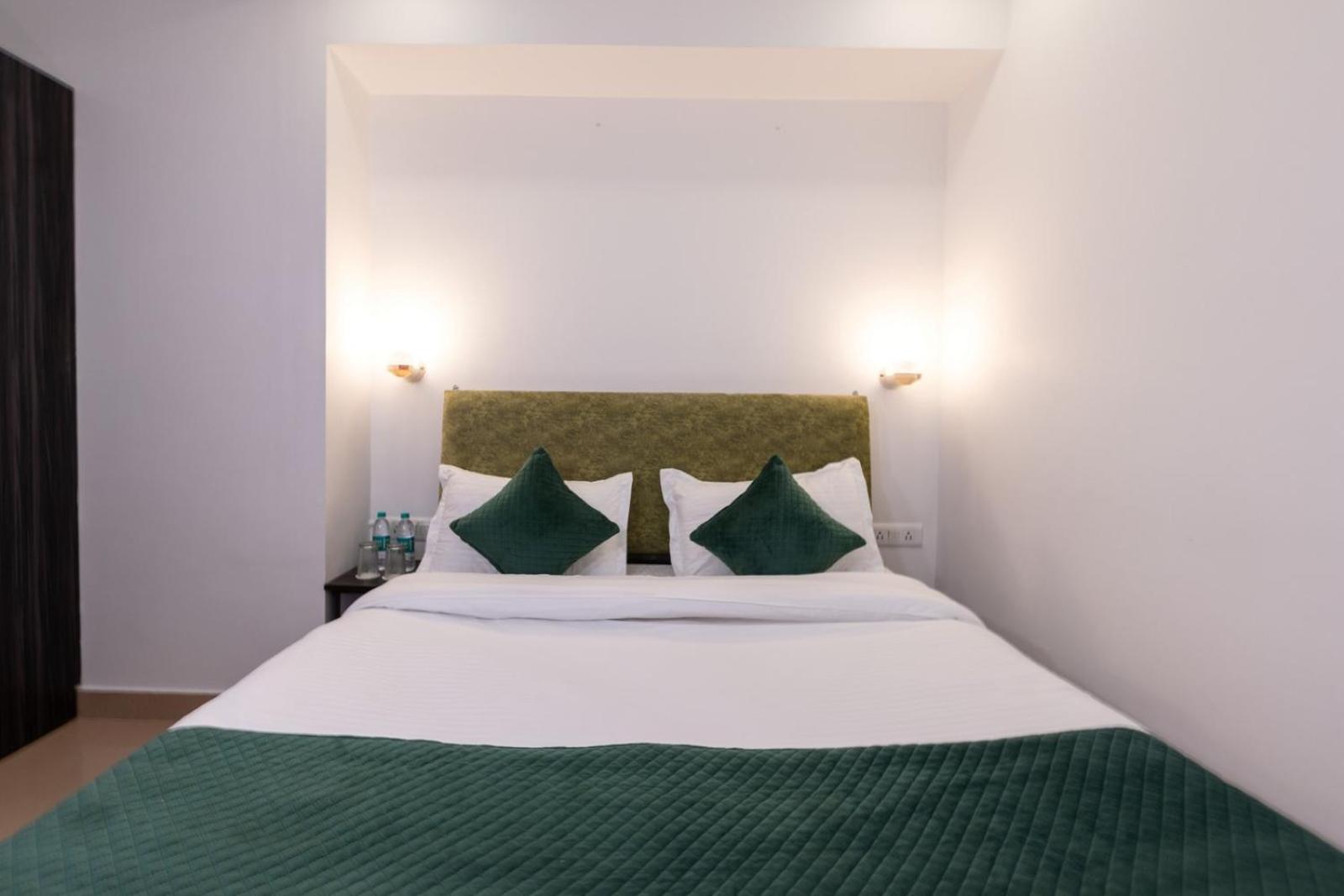 Hotel Park Royale Inn Мусори Стая снимка