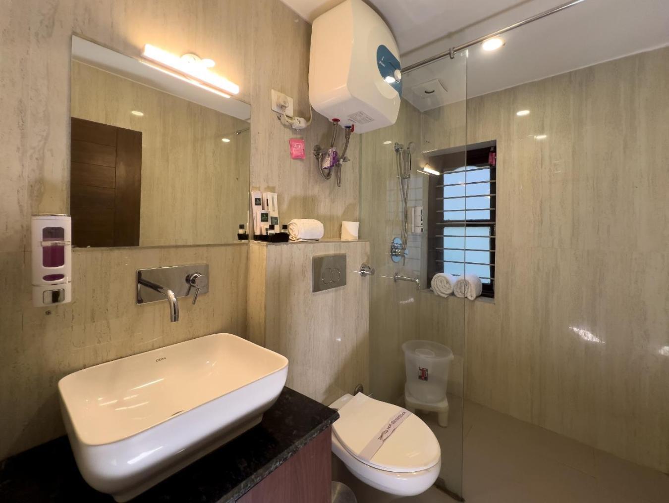 Hotel Park Royale Inn Мусори Стая снимка