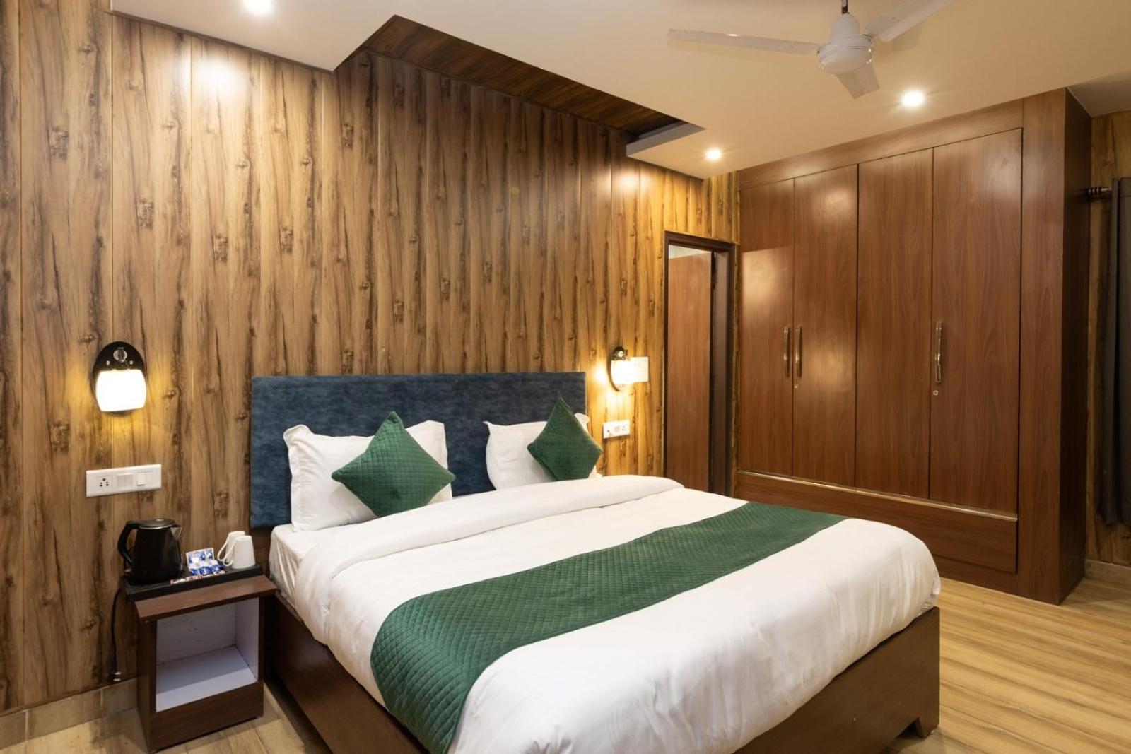Hotel Park Royale Inn Мусори Стая снимка
