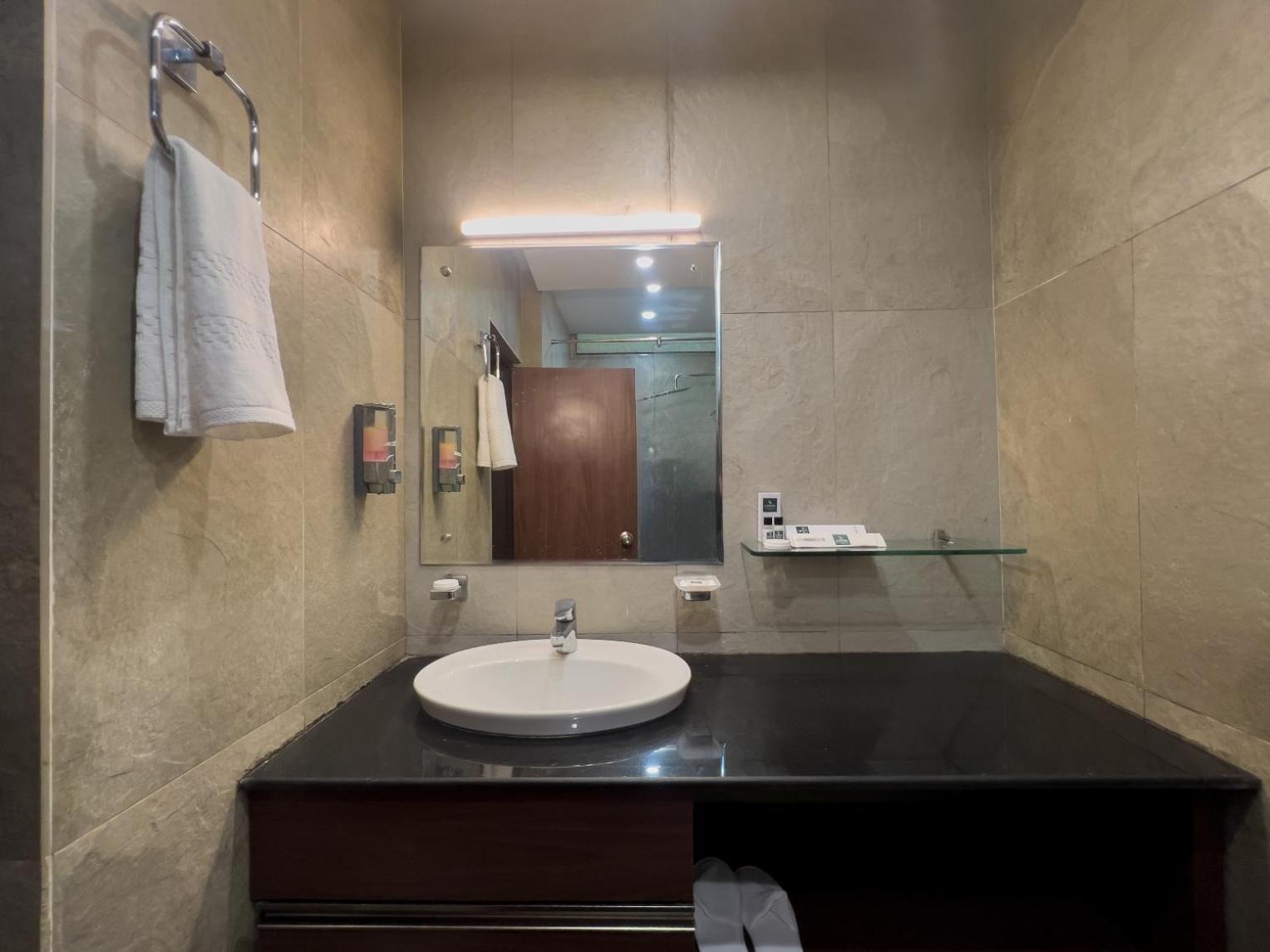 Hotel Park Royale Inn Мусори Стая снимка