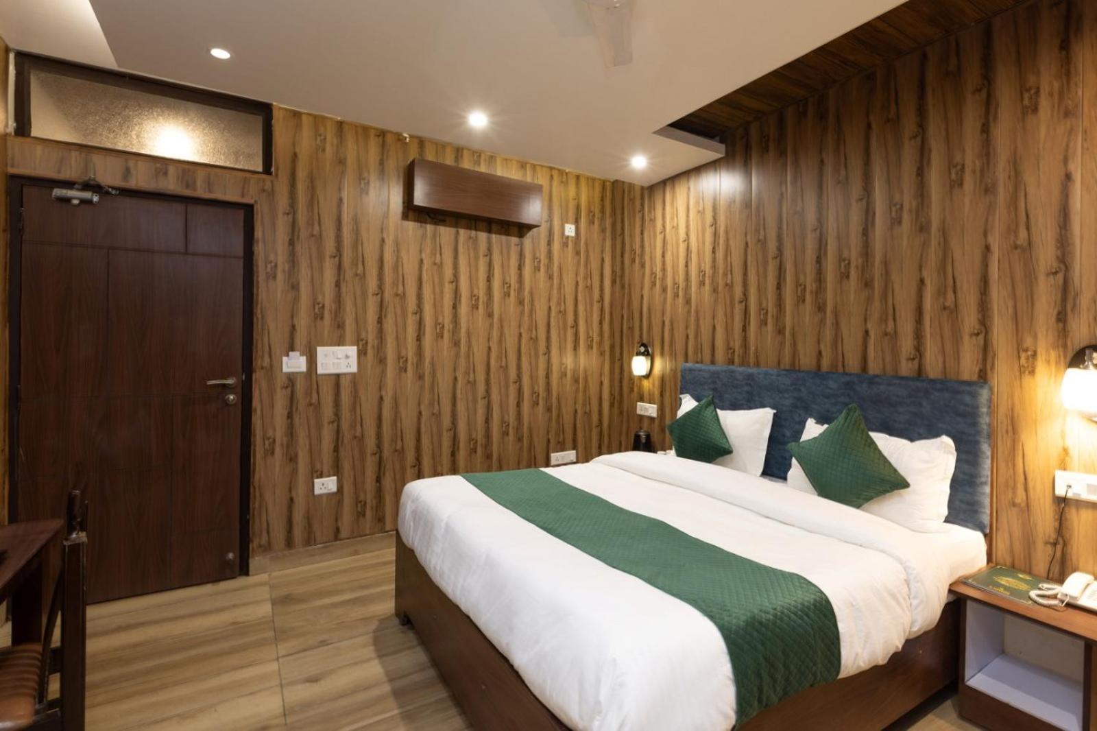 Hotel Park Royale Inn Мусори Стая снимка