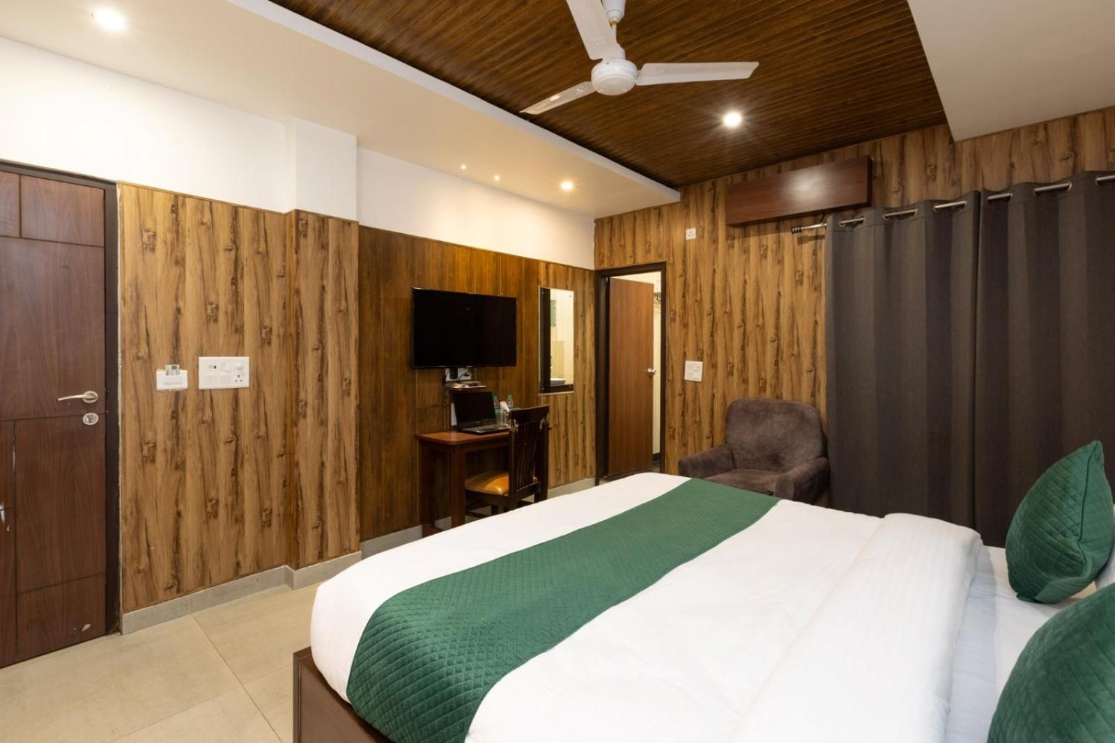 Hotel Park Royale Inn Мусори Стая снимка